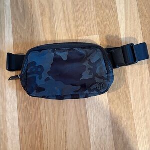 lululemon athletica Men’s Black & Navy Camo Belt Bag